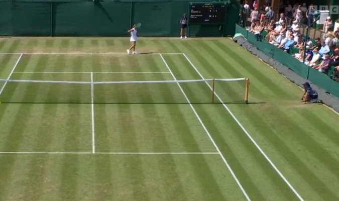 O jucătoare de tenis germană, descalificată la Wimbledon, după ce racheta aruncată a ajuns în tribună. Video