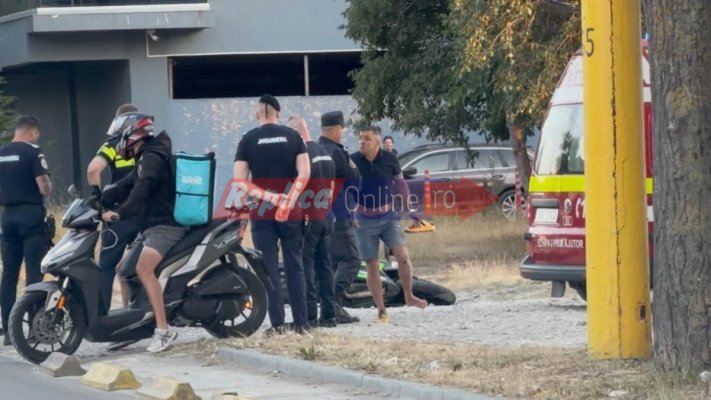 Coliziune între un autoturism și o motocicletă, în zona Rex. Două persoane au fost rănite. Video