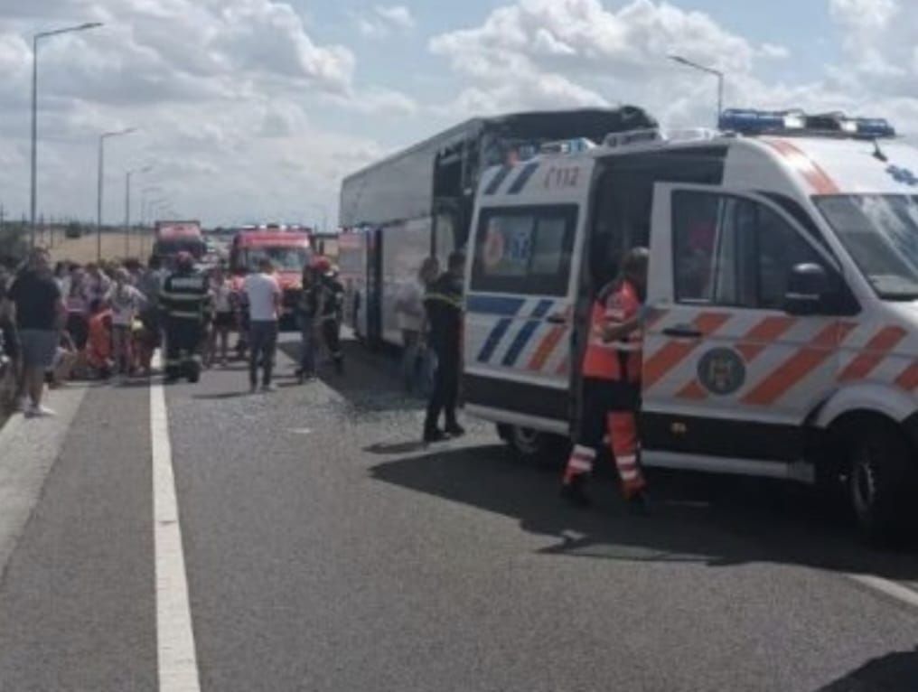 Accident grav in judetul Calarasi: un autocar plin cu copii a intrat in coliziune cu un TIR.  A fost activat Planul Rosu de Interventie