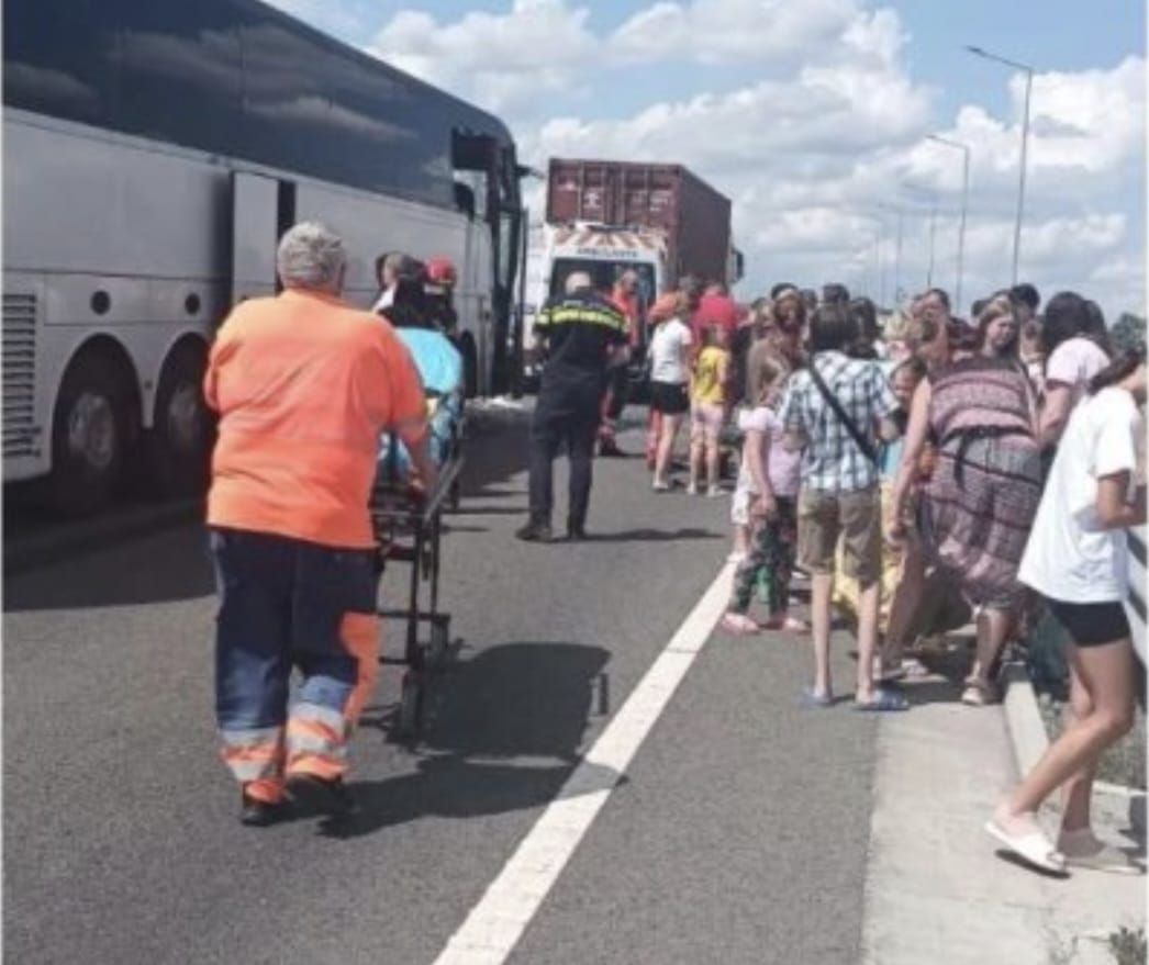 Accident grav in judetul Calarasi: un autocar plin cu copii a intrat in coliziune cu un TIR.  A fost activat Planul Rosu de Interventie