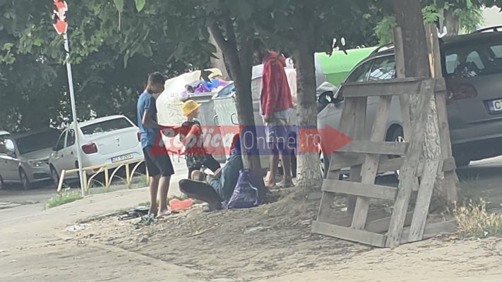 Ghena de gunoi din Poarta 6 a devenit garsoniera în aer liber a unei familii de romi, spre nemulțumirea celor care locuiesc în zonă! Video
