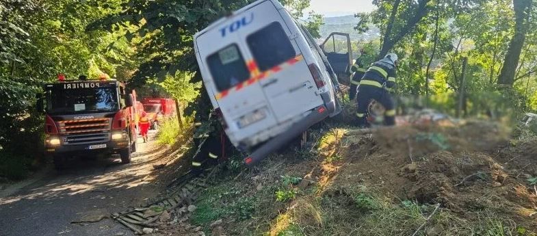 Grav accident in Arges! Microbuzul echipei Dinamo 2 s-a izbit de un copac, o persoana a murit. Video