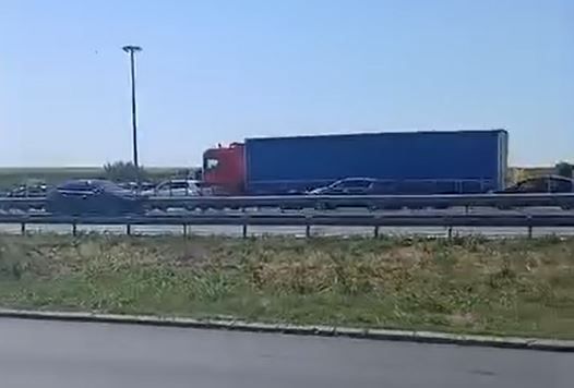 Se circula bara la bara pe Autostrada A2, in apropiere de Cernavoda. Vezi de ce!