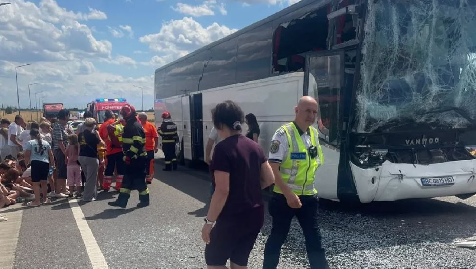 Accident grav in judetul Calarasi: un autocar plin cu copii a intrat in coliziune cu un TIR.  A fost activat Planul Rosu de Interventie