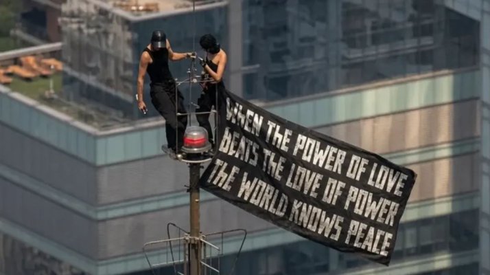Cuplul din documentarul Netflix „Skywalkers” s-a logodit și apoi a fost arestat