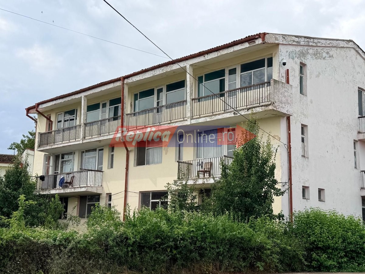 Tabara Navodari, o ruina in care sunt cazati muncitori straini si nostalgici in vacanta. Video