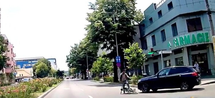 Un biciclist a fost lovit de mașină pe Bd. Mamaia... din cauză că mergea pe contrasens! Video 