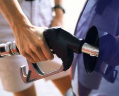 Dublă 'lovitură' pentru buzunarele românilor: Prețul benzinei a depășit pragul psihologic de 10 lei