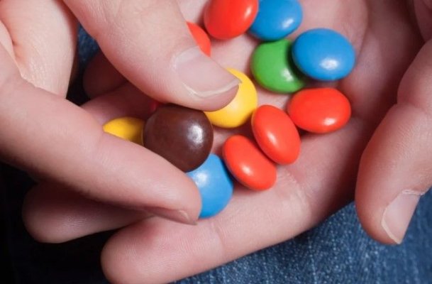 Coloranții artificiali dispar din alimente, dar produsele nu vor deveni neapărat mai sănătoase