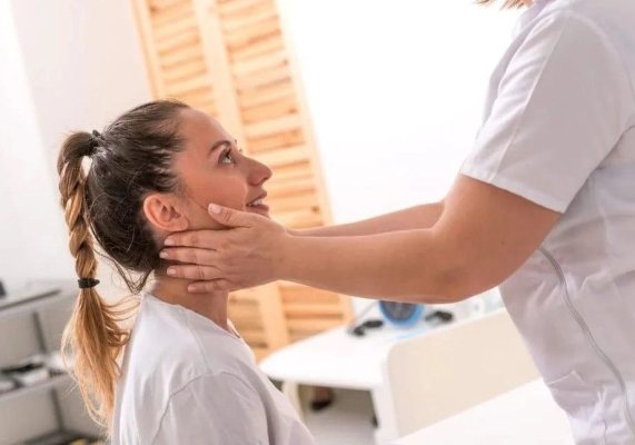 Medic ORL: Există pacienţi care încep să aibă probleme din cauză că folosesc excesiv vocea