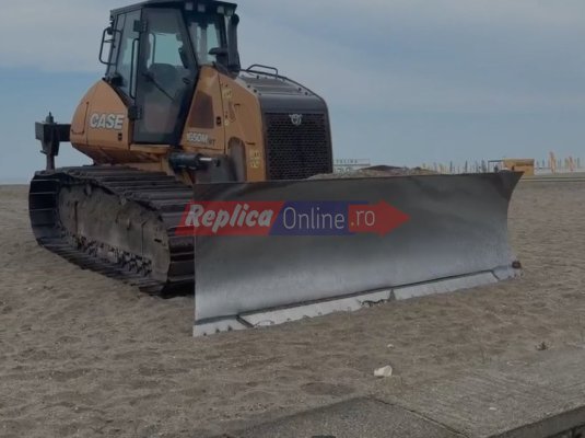 După cearșafuri și baldachine, un șenilat își „bronzează“... lama... pe plajă la Mamaia! Video