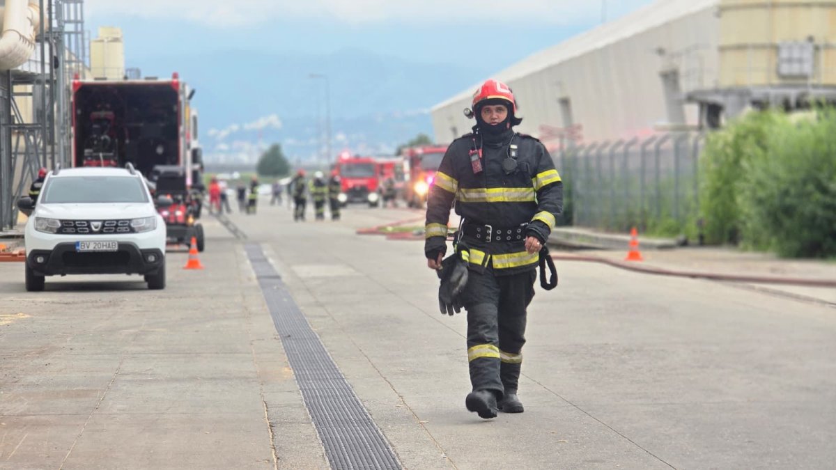 Explozie urmata de incendiu la o hala din Brasov. Video