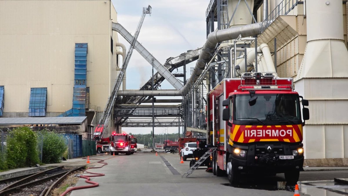 Explozie urmata de incendiu la o hala din Brasov. Video
