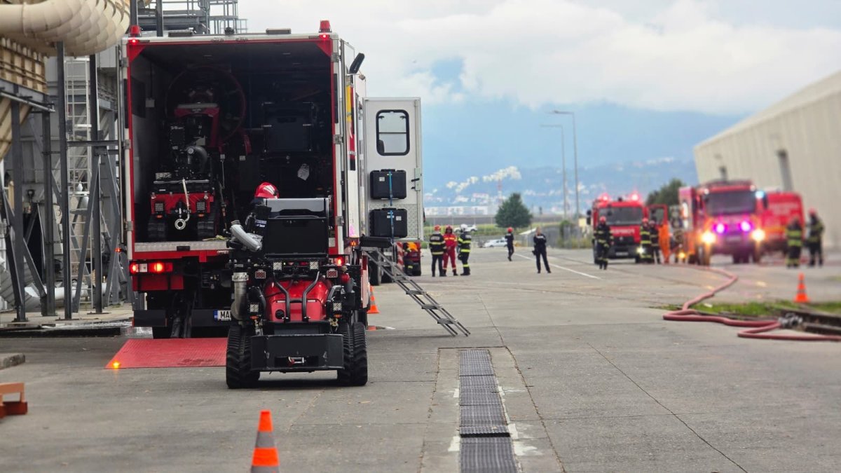 Explozie urmata de incendiu la o hala din Brasov. Video