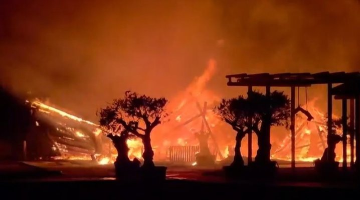 Imagini cu incendiul din Mamaia care a făcut scrum beach barurile H2O și Crazy. Video