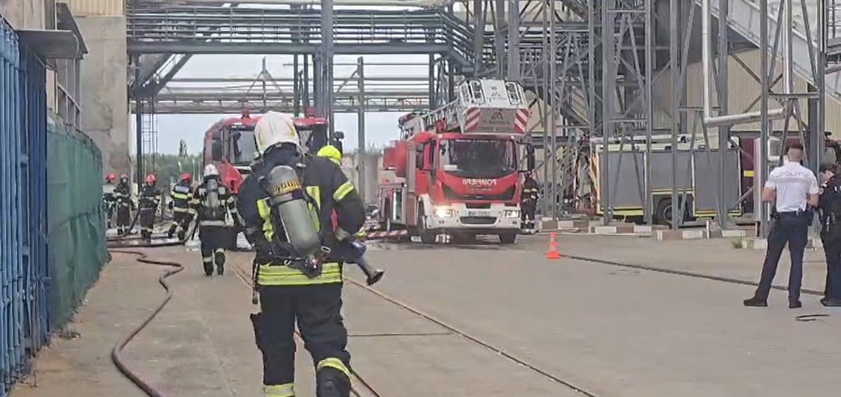 Explozie urmata de incendiu la o hala din Brasov. Video Explozie urmata de incendiu la o hala din Brasov. Video
