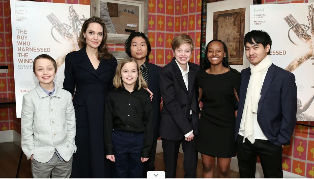 Una dintre fiicele cuplului Jolie-Pitt a depus cererea de schimbare a numelui de familie