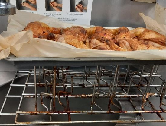 Punctul grill al magazinului Kaufland de pe Aurel Vlaicu a fost inchis de OPC...Dupa o noapte de curatenie, a fost redeschis. Video