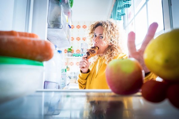 Legătura neașteptată dintre anticoncepționale și mâncatul compulsiv. Ce arată un nou studiu