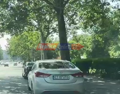 Parcare „pe avarii” în stil constănțean: Doi șoferi au blocat banda întâi pe Soveja ca să meargă la mall. Video