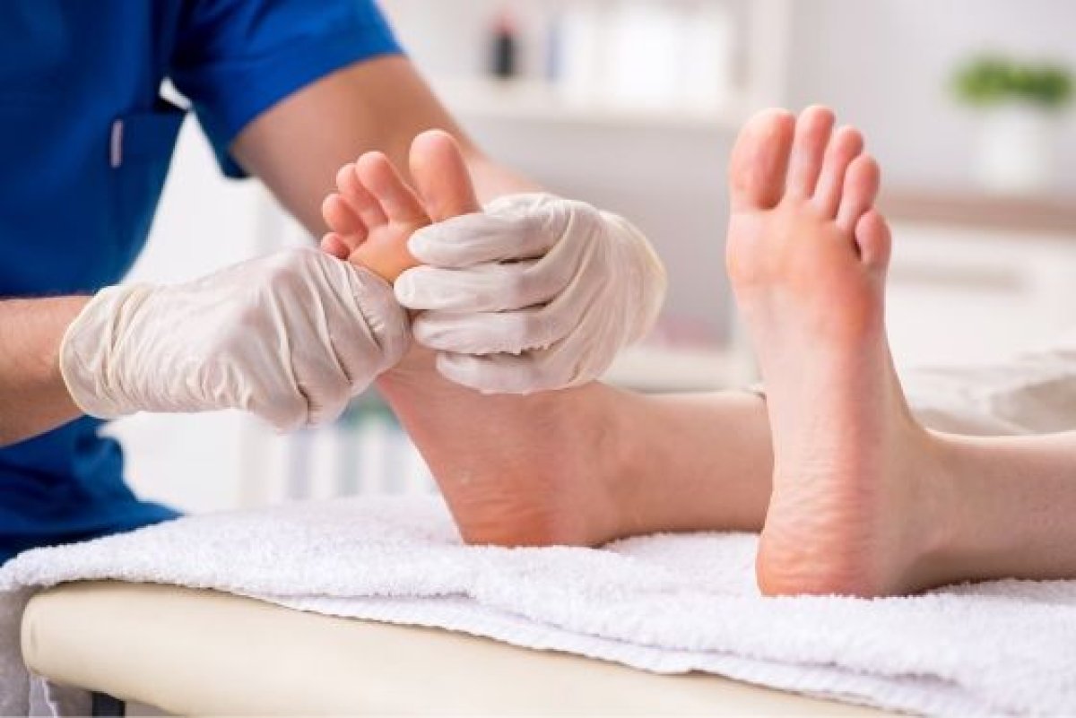 Remediul natural care te scapa de negi. Medic dermatolog: „Se pot retrage fara niciun alt tratament“ Remediul natural care te scapa de negi. Medic dermatolog: „Se pot retrage fara niciun alt tratament“