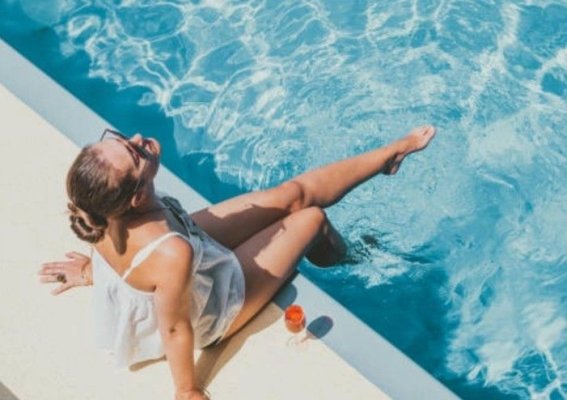 Bolile cu care te poți pricopsi după o zi la piscină. Unele bacterii rezistă chiar dacă apa este tratată cu clor