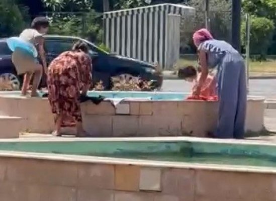 Imagini șocante în buricul târgului! Fântânile arteziene din Constanța au început să fie folosite pe post de... mașină de spălat! Video