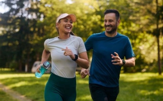 Cum faci sport în siguranță pe caniculă. Recomandările specialiștilor pentru zilele toride