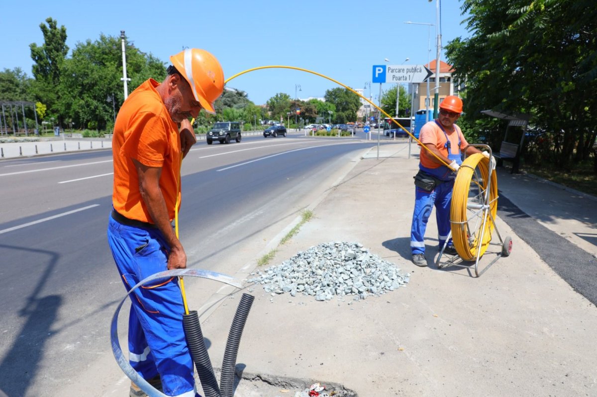 Lucrarile pentru noul sistem de iluminat public continua in mai multe zone ale orasului