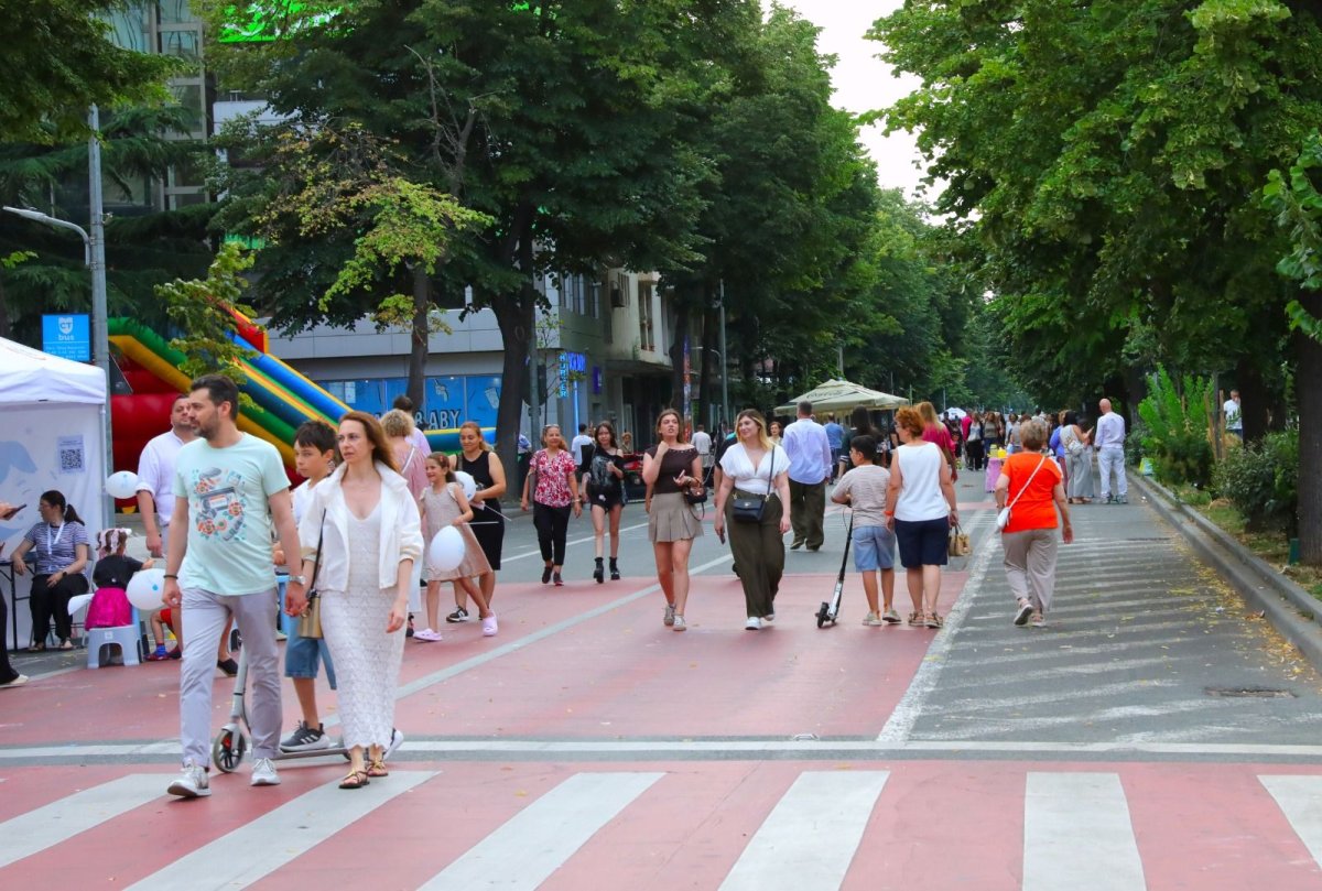 Bulevardul Tomis devine pietonal si in aceasta sambata: Plimbari, socializare si atmosfera de vara Bulevardul Tomis devine pietonal si in aceasta sambata: Plimbari, socializare si atmosfera de vara