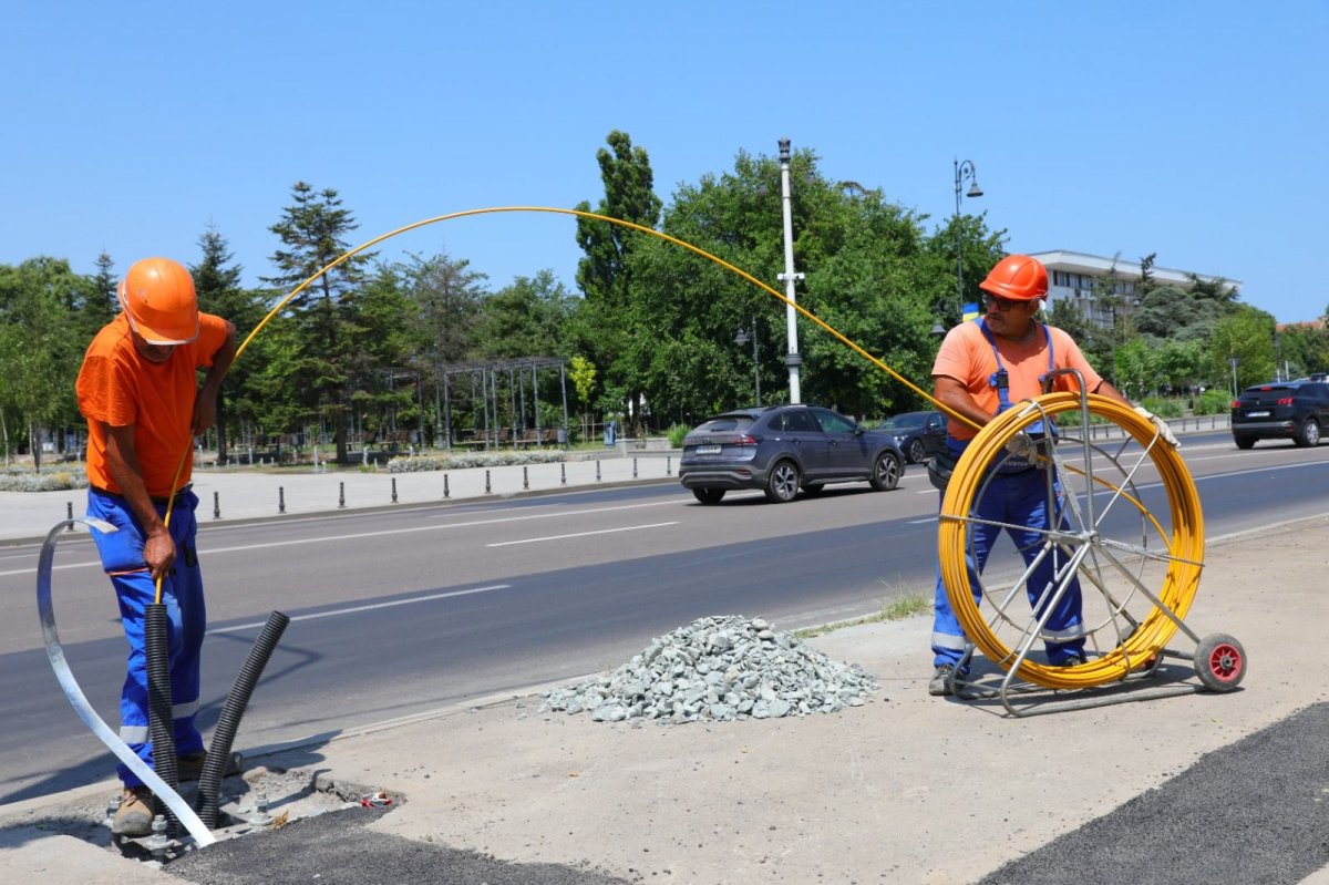 Lucrarile de modernizare a iluminatului public continua in mai multe zone din municipiul Constanta Lucrarile de modernizare a iluminatului public continua in mai multe zone din municipiul Constanta