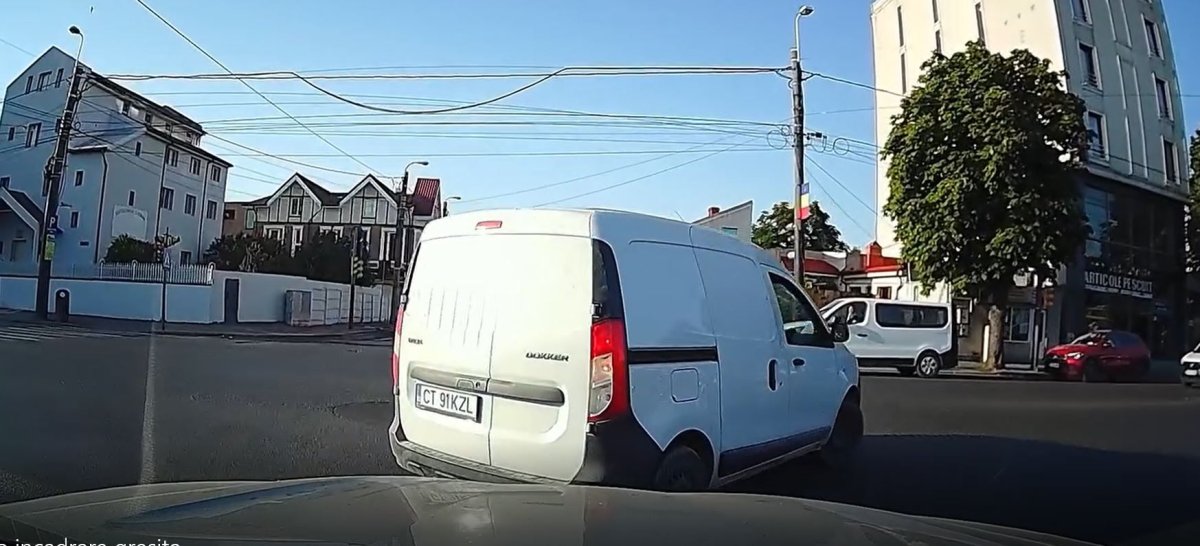 La un pas de tragedie: depasire pe contrasens si viraj la dreapta, intr-o intersectie aglomerata din Constanta! Video 