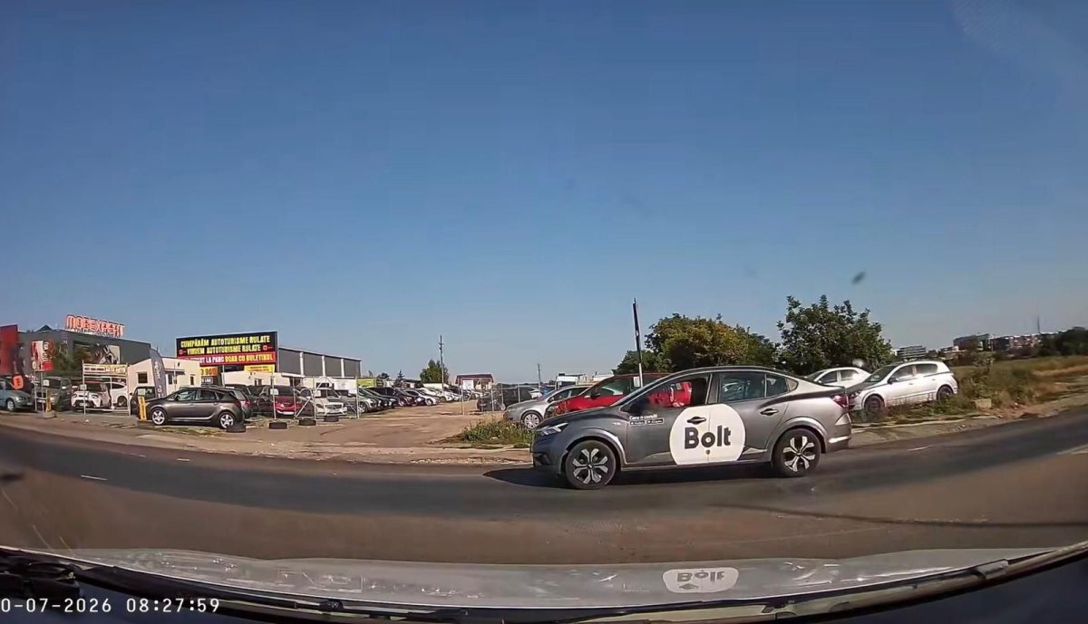 Un sofer Bolt a intrat cu 70 km /h in giratoriu, uitand sa semnalizeze schimbarea benzii de circulatie. Video