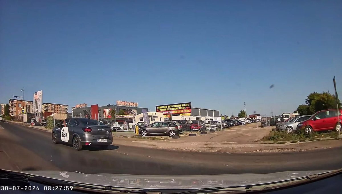 Un sofer Bolt a intrat cu 70 km /h in giratoriu, uitand sa semnalizeze schimbarea benzii de circulatie. Video