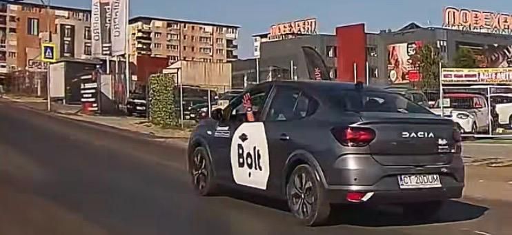 Un sofer Bolt a intrat cu 70 km /h in giratoriu, uitand sa semnalizeze schimbarea benzii de circulatie. Video