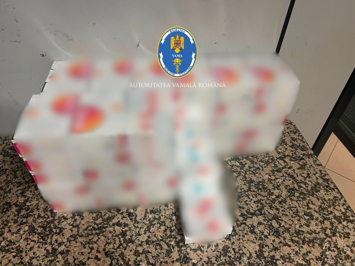 Mii de tigarete si 25 kilograme de tutun au fost descoperite in bagajele unor pasageri la Aeroportul Otopeni