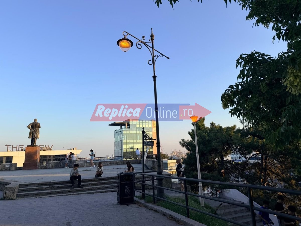 Paradoxul iluminatului public din Constanta: Apel la economie... cu becurile aprinse in miezul zilei! Video 