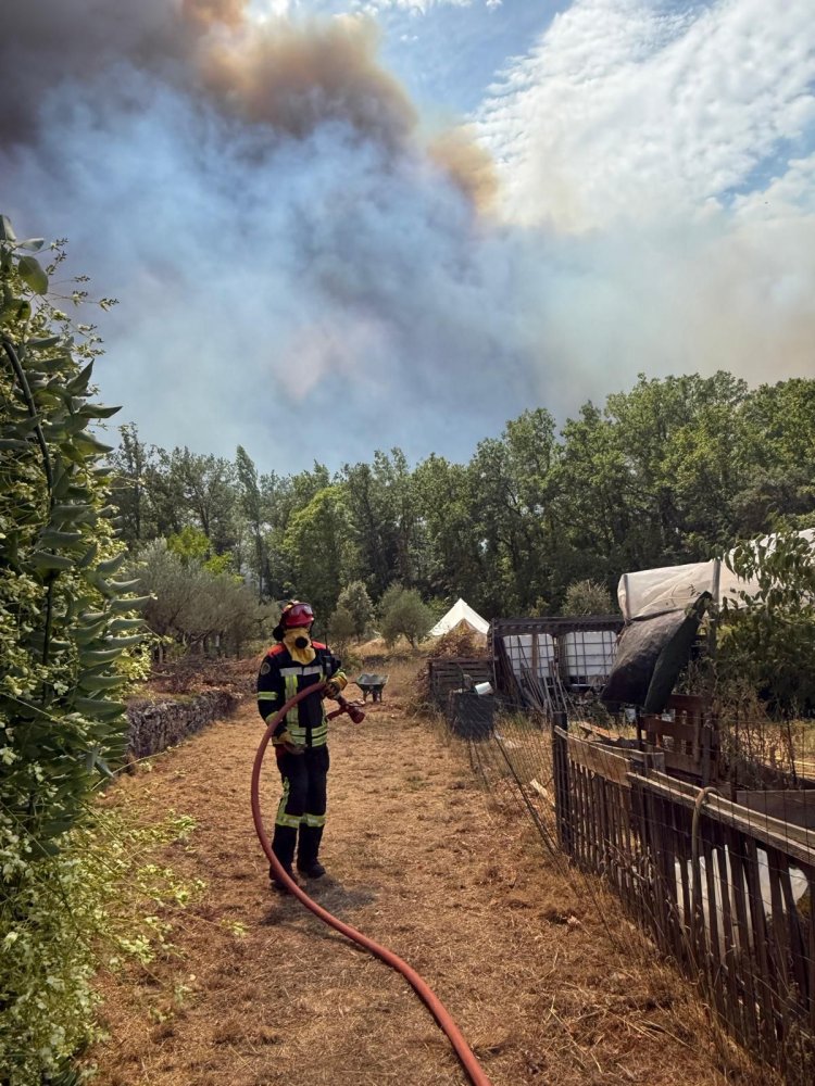 Cel de-al doilea schimb de pompieri romani care au intervenit in incendiile din Franta s-a intors acasa. Video