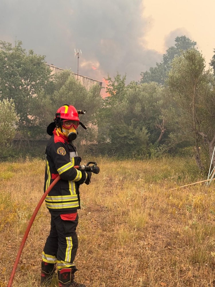 Cel de-al doilea schimb de pompieri romani care au intervenit in incendiile din Franta s-a intors acasa. Video Cel de-al doilea schimb de pompieri romani care au intervenit in incendiile din Franta s-a intors acasa. Video