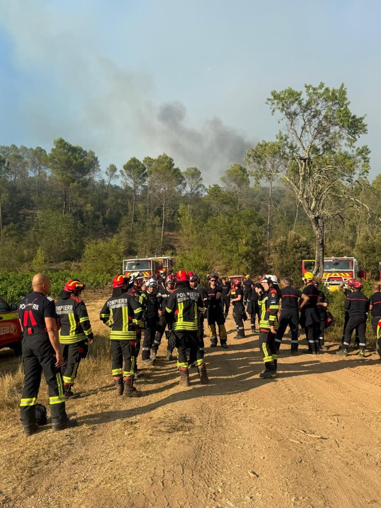 Cel de-al doilea schimb de pompieri romani care au intervenit in incendiile din Franta s-a intors acasa. Video