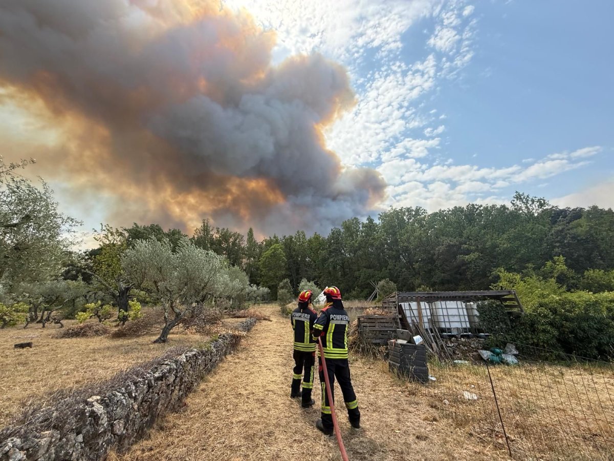 Cel de-al doilea schimb de pompieri romani care au intervenit in incendiile din Franta s-a intors acasa. Video