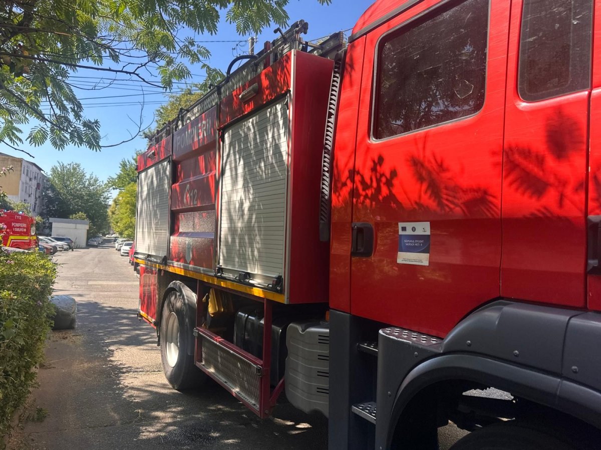 Incendiu la un apartament din Tulcea! Un barbat de 97 de ani a fost evacuat de catre vecini. Video Incendiu la un apartament din Tulcea! Un barbat de 97 de ani a fost evacuat de catre vecini. Video