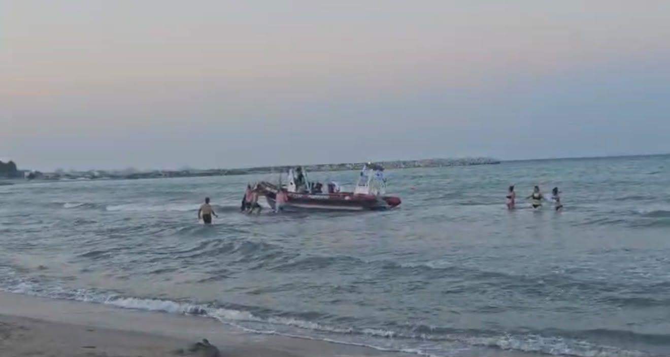 Salvatorii constanteni au salvat o persoana de la inec, pe plaja Corsa din Mangalia Salvatorii constanteni au salvat o persoana de la inec, pe plaja Corsa din Mangalia