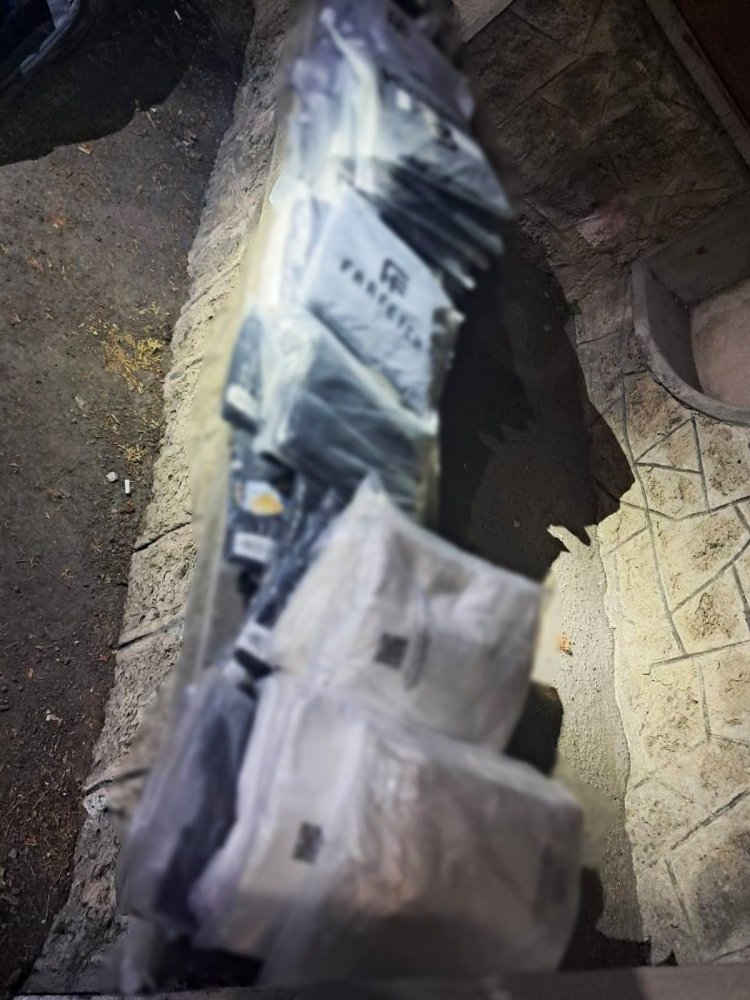 Politistii de frontiera constanteni au descoperit articole de imbracaminte si marochinarie contrafacute pe DN 39. Video Politistii de frontiera constanteni au descoperit articole de imbracaminte si marochinarie contrafacute pe DN 39. Video