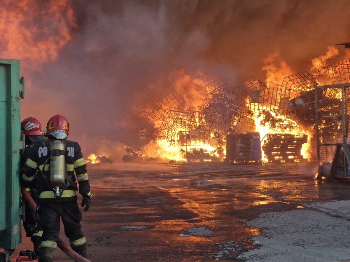 Incendiu urias la un depozit de uleiuri, la iesire din Lumina. A fost emis mesaj Ro-Alert. Video