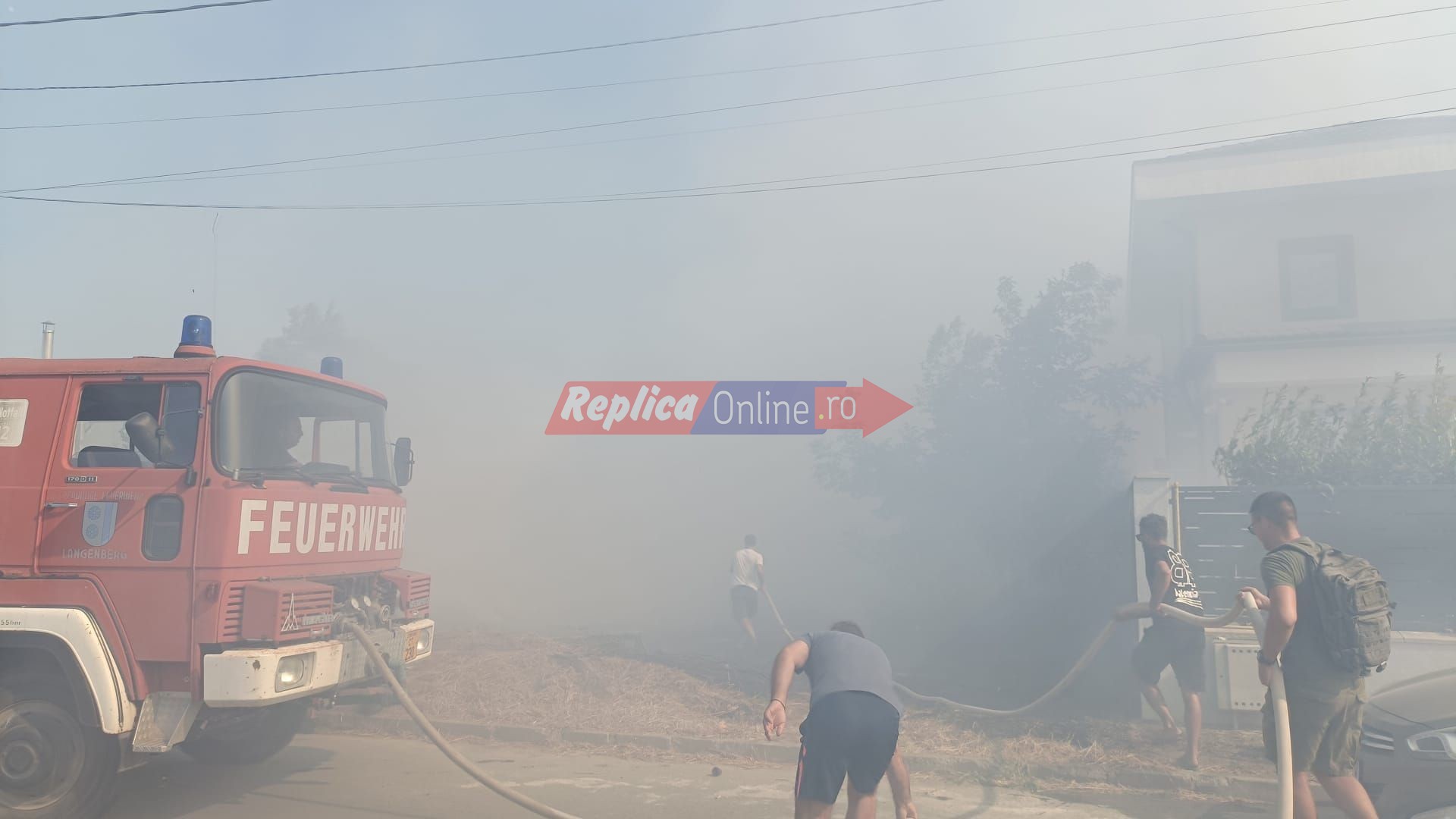 Incendiu de vegetatie uscata cu degajari mari de fum la intrare in localitatea Cumpana. Video