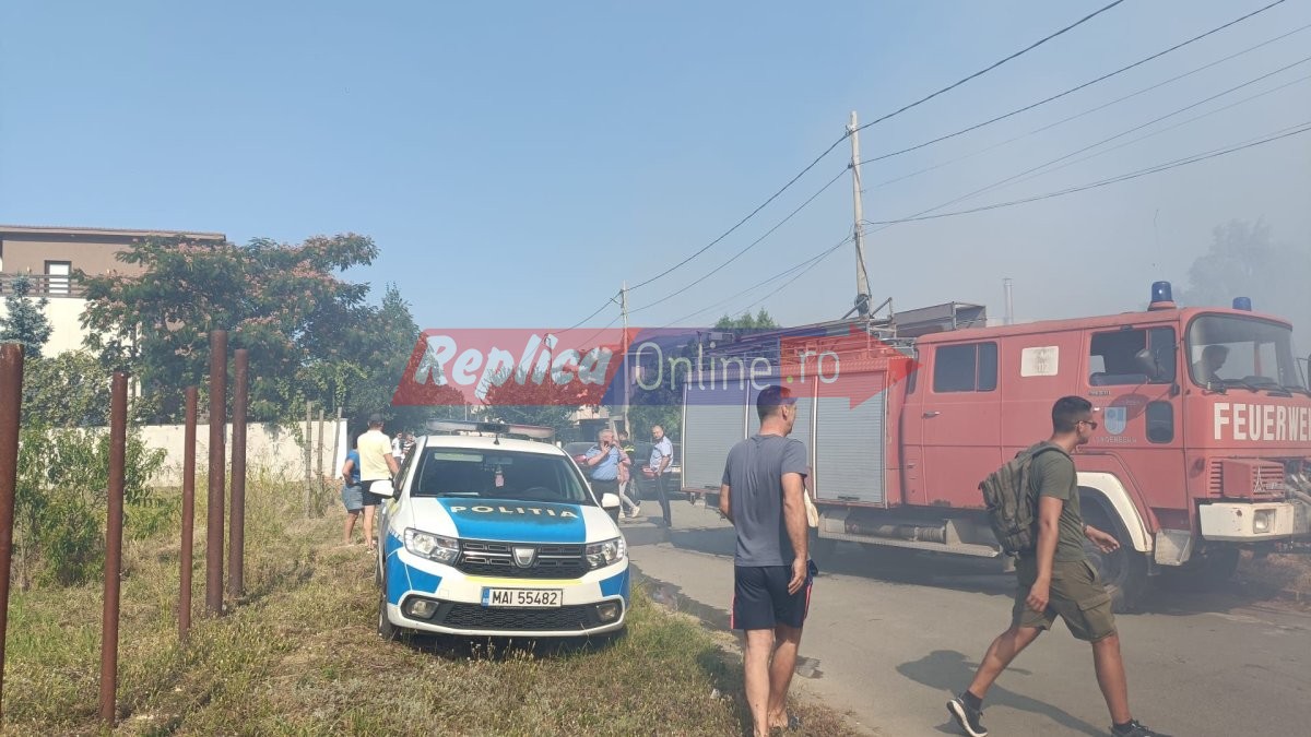 Incendiu de vegetatie uscata cu degajari mari de fum la intrare in localitatea Cumpana. Video Incendiu de vegetatie uscata cu degajari mari de fum la intrare in localitatea Cumpana. Video