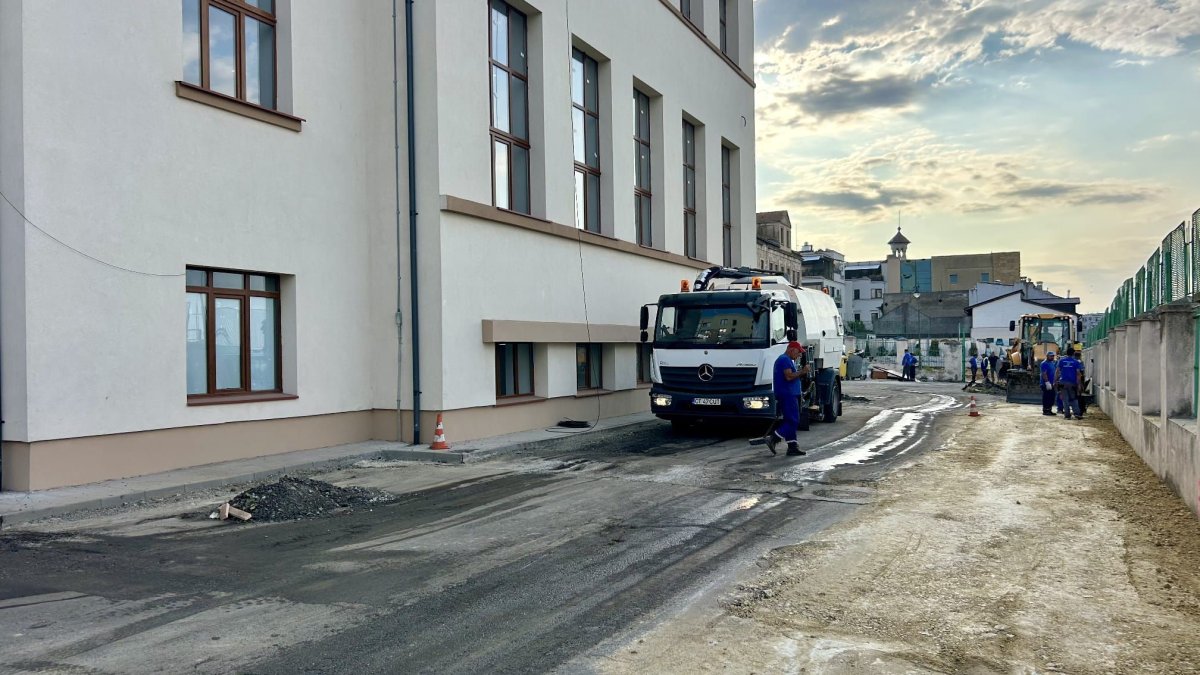 Se reabiliteaza spatiul exterior al Colegiului National „Mihai Eminescu” Se reabiliteaza spatiul exterior al Colegiului National „Mihai Eminescu”