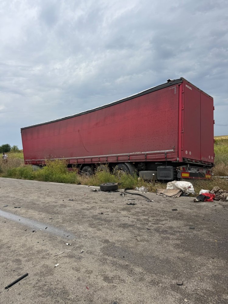 Un sofer a murit, dupa ce a fost prins intre un TIR si o autoutilitara, in apropiere de Ciocarlia de Sus Un sofer a murit, dupa ce a fost prins intre un TIR si o autoutilitara, in apropiere de Ciocarlia de Sus