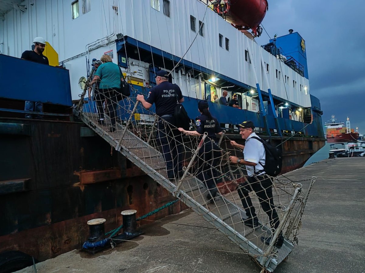 Ce spune Garda de Coasta despre navele comerciale care asteapta sa intre pe Canalul Sulina?